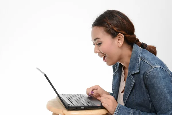 Überraschtes Mädchen schaut in Laptop — Stockfoto