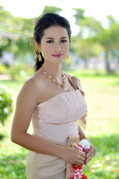 Mujer tailandesa en vestido tradicional — Foto de Stock