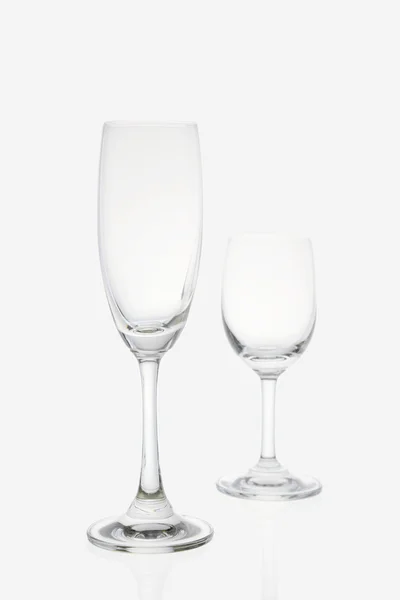Copo de vinho vazio isolado em um fundo branco — Fotografia de Stock