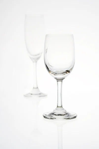 Bicchiere di vino vuoto isolato su uno sfondo bianco — Foto Stock