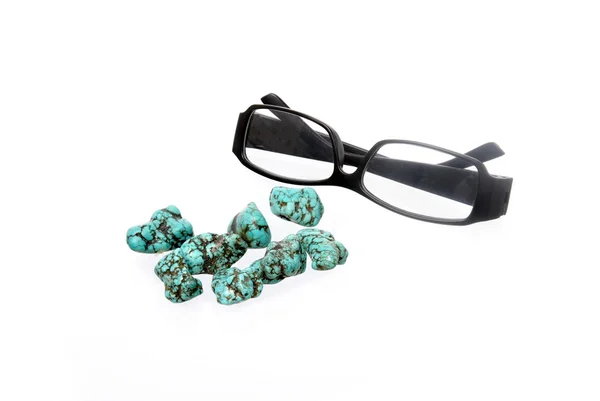 Jóia turquesa e óculos — Fotografia de Stock