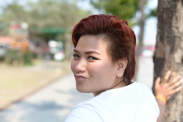 Retrato de cerca de una hermosa mujer con el pelo rojo posando al aire libre — Foto de Stock