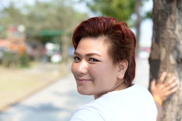 Retrato de cerca de una hermosa mujer con el pelo rojo posando al aire libre — Foto de Stock