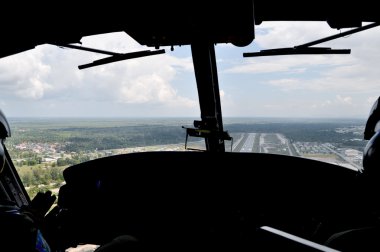 Helikopter pilotu arkadan gördüm 