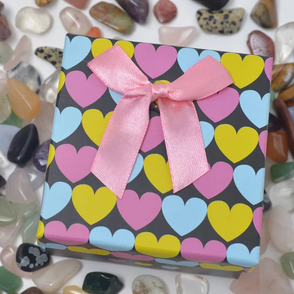 ピンクの弓 愛と幸福とハート型の箱 — ストック写真
