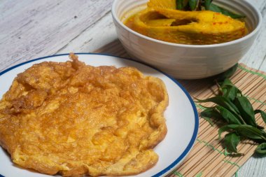 Beyaz tabakta omlet. Kolay pişirilen yemekler yüksek protein içerir. Tayland yemeği..