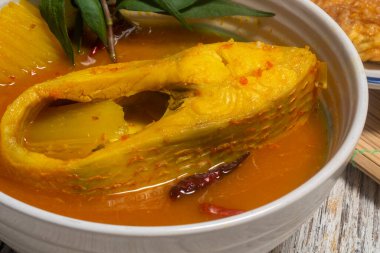 Güney Tayland Gaeng Som - Kırmızı Tilapia balık çorbası papaya, baharatlı. Baharatlı balık körisi.