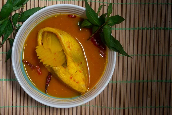 泰国南部Gaeng Som Red Tilapia鱼汤 木瓜味 香辣的咖哩 — 图库照片