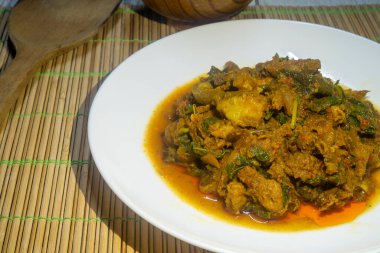 Beyaz bir tabakta kızartılmış baharatlı yaban domuzu. Tayland yemeği, baharatlı kızarmış yaban domuzu, baharatlı ve baharatlı..