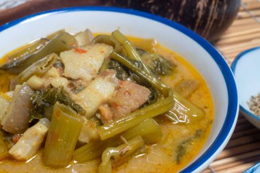 Sabah körili domuz eti (Kaeng Moo Ta Pho) Tayland yemeği, sabah zaferiyle domuz eti körisi, çok baharatlı değil..