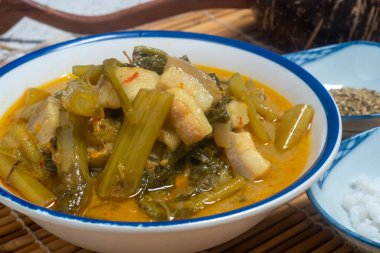 Sabah körili domuz eti (Kaeng Moo Ta Pho) Tayland yemeği, sabah zaferiyle domuz eti körisi, çok baharatlı değil..