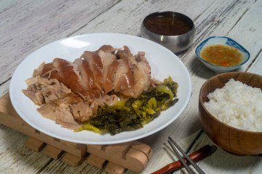 Domuz budu ve turşulu hardal.