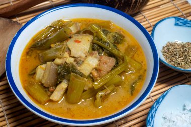 Sabah körili domuz eti (Kaeng Moo Ta Pho) Tayland yemeği, sabah zaferiyle domuz eti körisi, çok baharatlı değil..