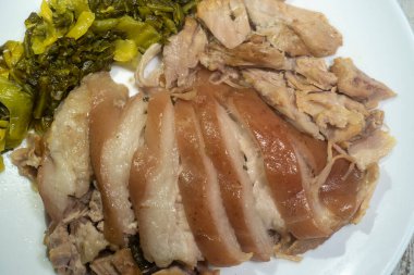 Domuz budu ve turşulu hardal.