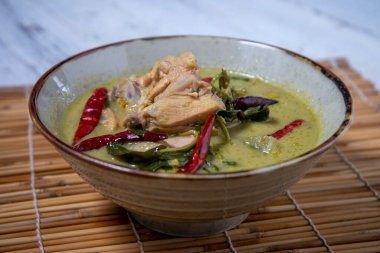 Tavuklu yeşil köri. Tavuklu yeşil köri popüler yemeklerden biridir..