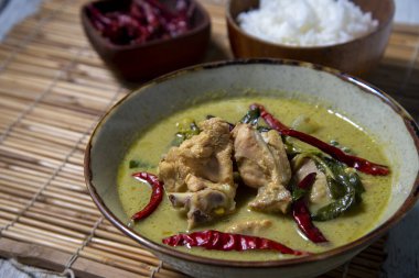 Tavuklu yeşil köri. Tavuklu yeşil köri popüler yemeklerden biridir..