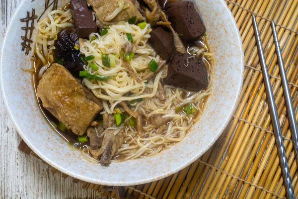 Tagliatelle Anatra Nella Ciotola Cibo Delizioso Tailandese Primo Piano — Foto Stock