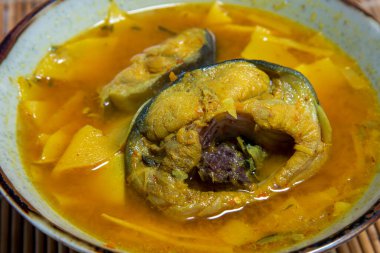 Güney Tayland Gaeng Som - bambu filizli ekşi yayın balığı çorbası, baharatlı. Gaeng Som popüler yemeklerden biridir..