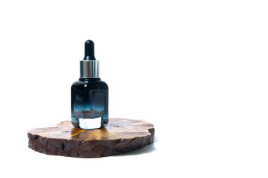 Düşürme şişesindeki temel serum yağı beyaz arka planda izole edilir..