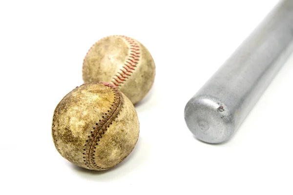 白地に隔離された野球バットを持つ古い野球ボール — ストック写真
