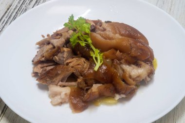 Çin bitkileriyle haşlanmış domuz budu. Tayland usulü sirkeli biber turşusuyla servis edilir..