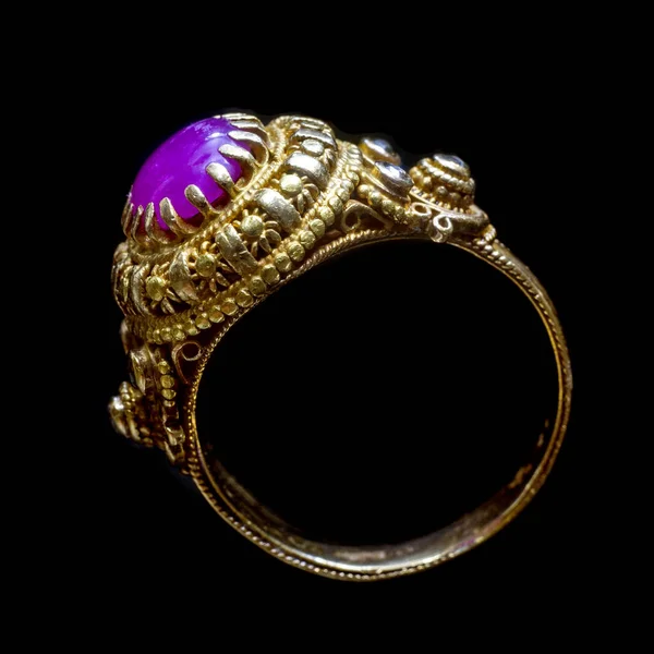 金戒指上的粉色红宝石 泰国金匠古董戒指 — 图库照片