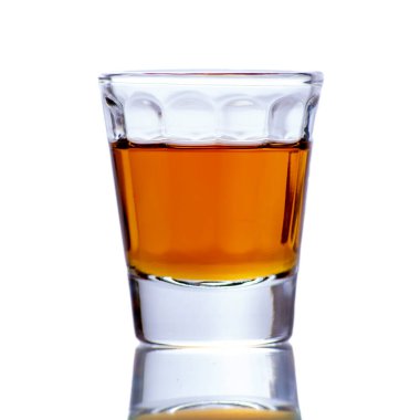 Kanyak ya da viskili kokteyl bardağı. Beyaz arkaplanda izole