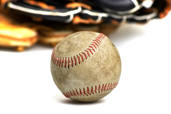 Бейсбольный Мяч Винтажные Классические Кожаные Бейсбольные Перчатки Изолированы Белом Фоне — стоковое фото