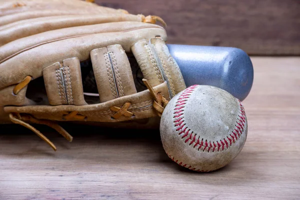 Vintage Klassiska Läder Baseball Handske Och Baseball Bat Isolerad Träbord — Stockfoto