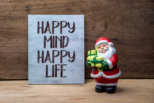 サンタクロース人形は言葉で木製のテーブルの上にプレゼント Happy Mine Happy Life — ストック写真