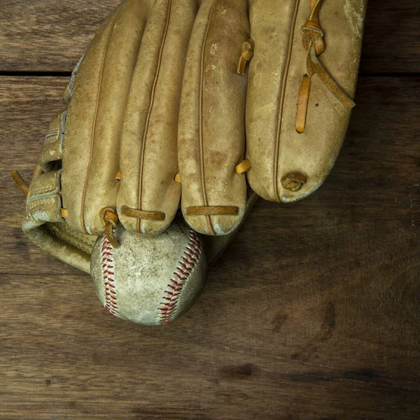 Vintage Klasyczna Skórzana Rękawica Baseballowa Izolowana Drewnianym Tle — Zdjęcie stockowe