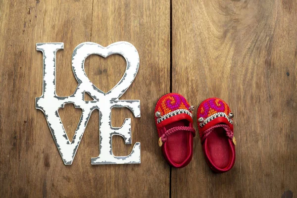 Scarpe Bambino Rosse Piazzate Con Lettere Amore — Foto Stock