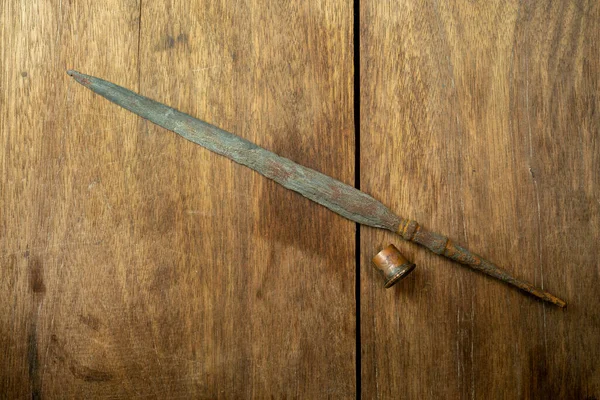 Antike Speerspitze Sammlerstücke Isoliert Auf Einem Holztisch — Stockfoto
