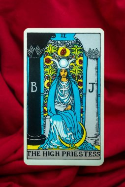 Kırmızı kumaş arka planda Süvari Bekleme Kartı Başrahibe Tarot Kartı