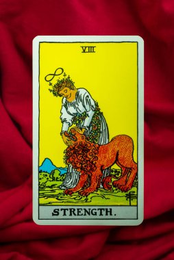 Kırmızı kumaş arka planda Sürücünün Tarot Kartı Bekleme Güvertesi