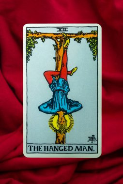 Asılı Adam Tarot Kartı Kırmızı kumaş arka planda Süvari Bekleme Güvertesi