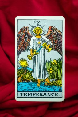 Kırmızı kumaş arka planda Süvari Bekleme Güvertesi Temperance Tarot Card