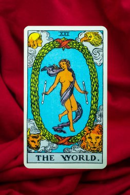 Kırmızı kumaş arka planda Rider Waite 'ın Dünya Tarot Kartı