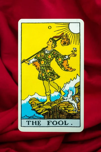 Kırmızı kumaş arka planda Süvari Bekleme Güvertesi Aptal Tarot Kartı