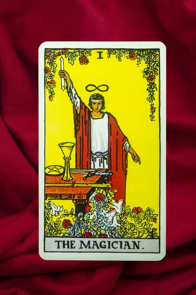 Magician Tarot Card Rider Waite Deck Fundo Tecido Vermelho — Fotografia de Stock