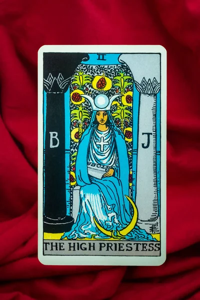 Kırmızı kumaş arka planda Süvari Bekleme Kartı Başrahibe Tarot Kartı