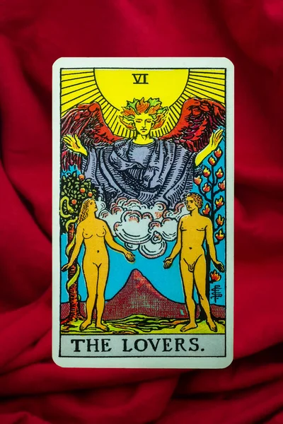 Kırmızı kumaş arka planda Rider Waite 'ın Aşıklar Tarot Kartı