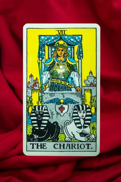 ebThe Chariot Tarot Kart of Rider Waite güvertesi kırmızı kumaş arka planda