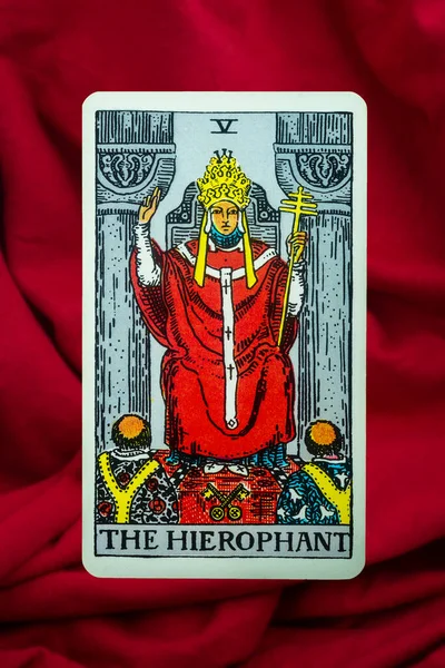 Hierophant Ταρώ Κάρτα Του Αναβάτη Κατάστρωμα Waite Κόκκινο Φόντο Ύφασμα — Φωτογραφία Αρχείου