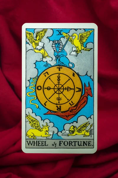Çarkıfelek Tarot Sürücü Kartı Kırmızı kumaş arka planda bekleme güvertesi