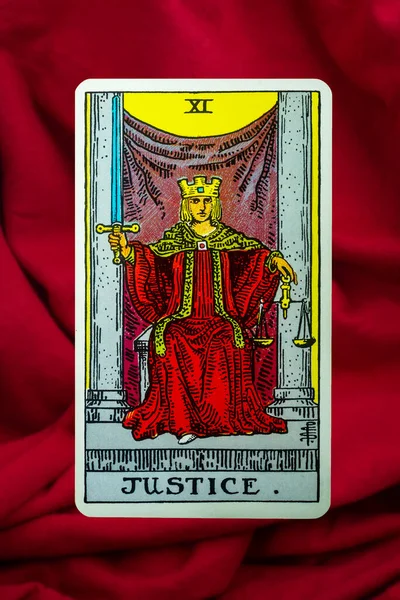 Justice Tarot Card Rider Waite Deck Fundo Tecido Vermelho — Fotografia de Stock