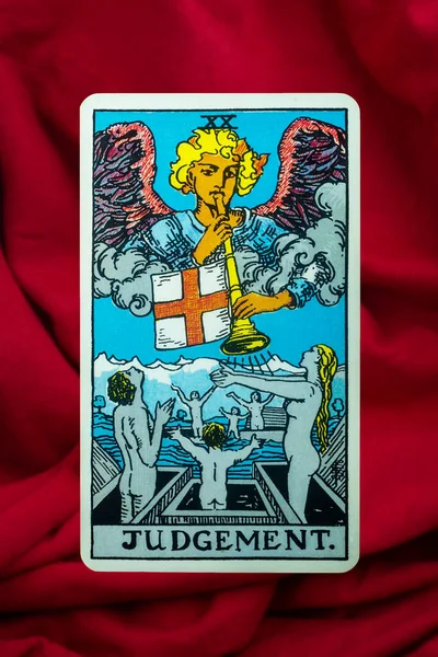 Kırmızı kumaş arka planda Süvari Bekleme Kartı Yargılama Tarot Kartı