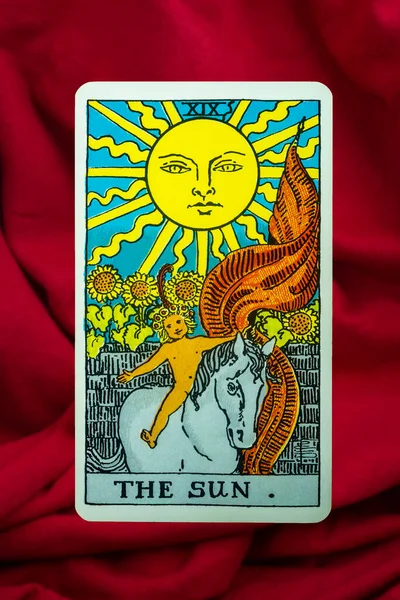 Sun Tarot Card Rider Waite Pokład Czerwonym Tle Tkaniny — Zdjęcie stockowe