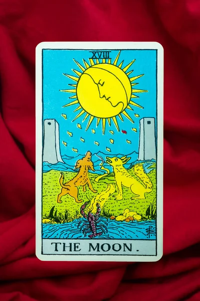 Moon Tarot Karta Rider Waite Paluba Červeném Pozadí Tkaniny — Stock fotografie