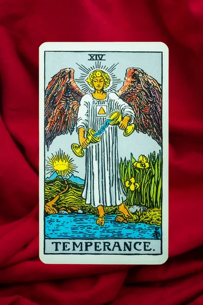 Temperance Tarot Card Rider Waite Deck Fundo Tecido Vermelho — Fotografia de Stock